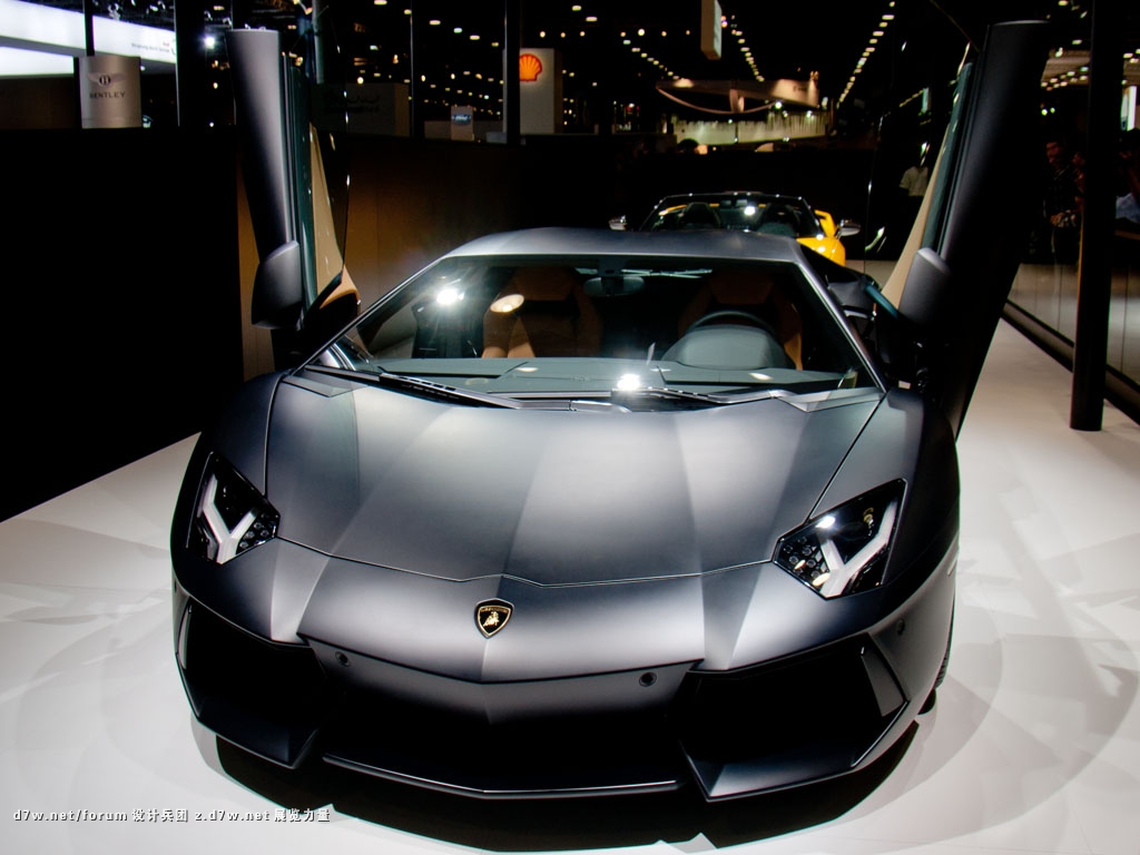 qatar-motor-show-2012-e-lamborghini-aventador.jpg