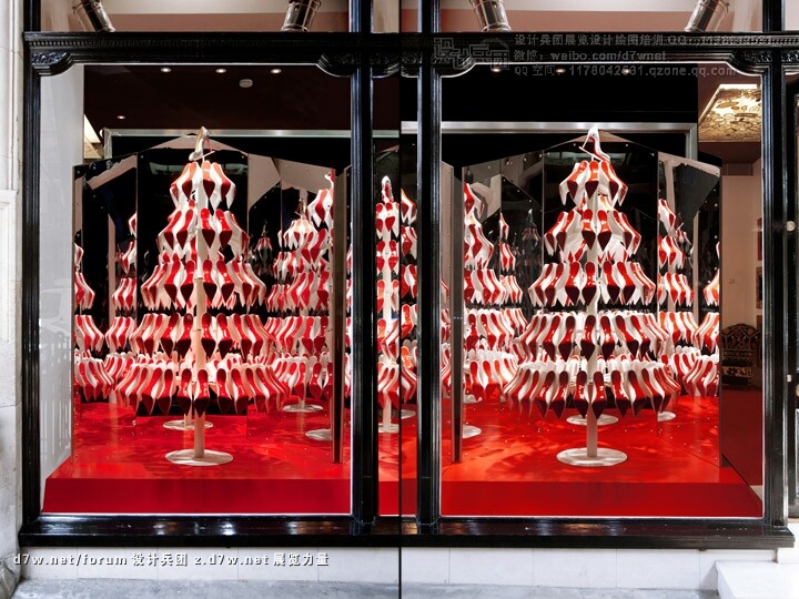 Christian-Louboutins-Christmas-tree-display.jpg