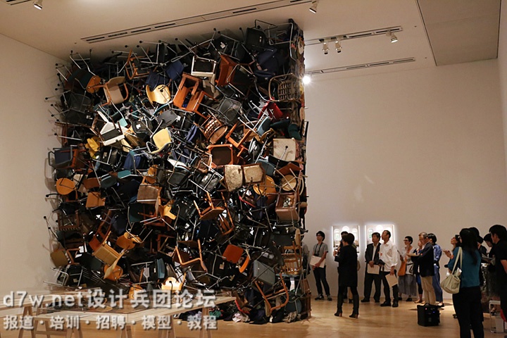Wall-of-300-Chairs-and-Clothes-by-Fumiko-Kobayashi-Tokyo-02.jpg
