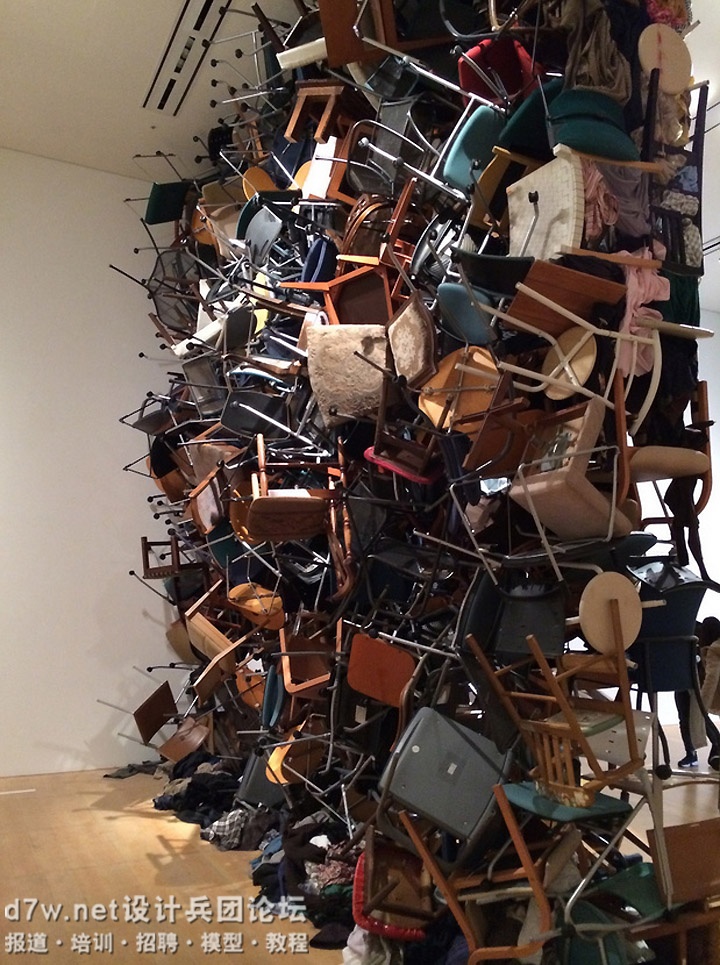 Wall-of-300-Chairs-and-Clothes-by-Fumiko-Kobayashi-Tokyo-03.jpg