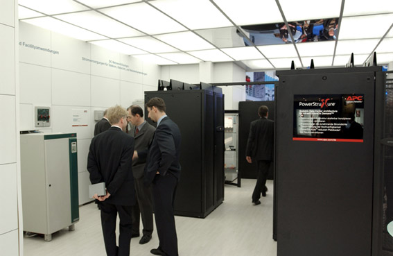 apc_cebit2002_012LOW.jpg